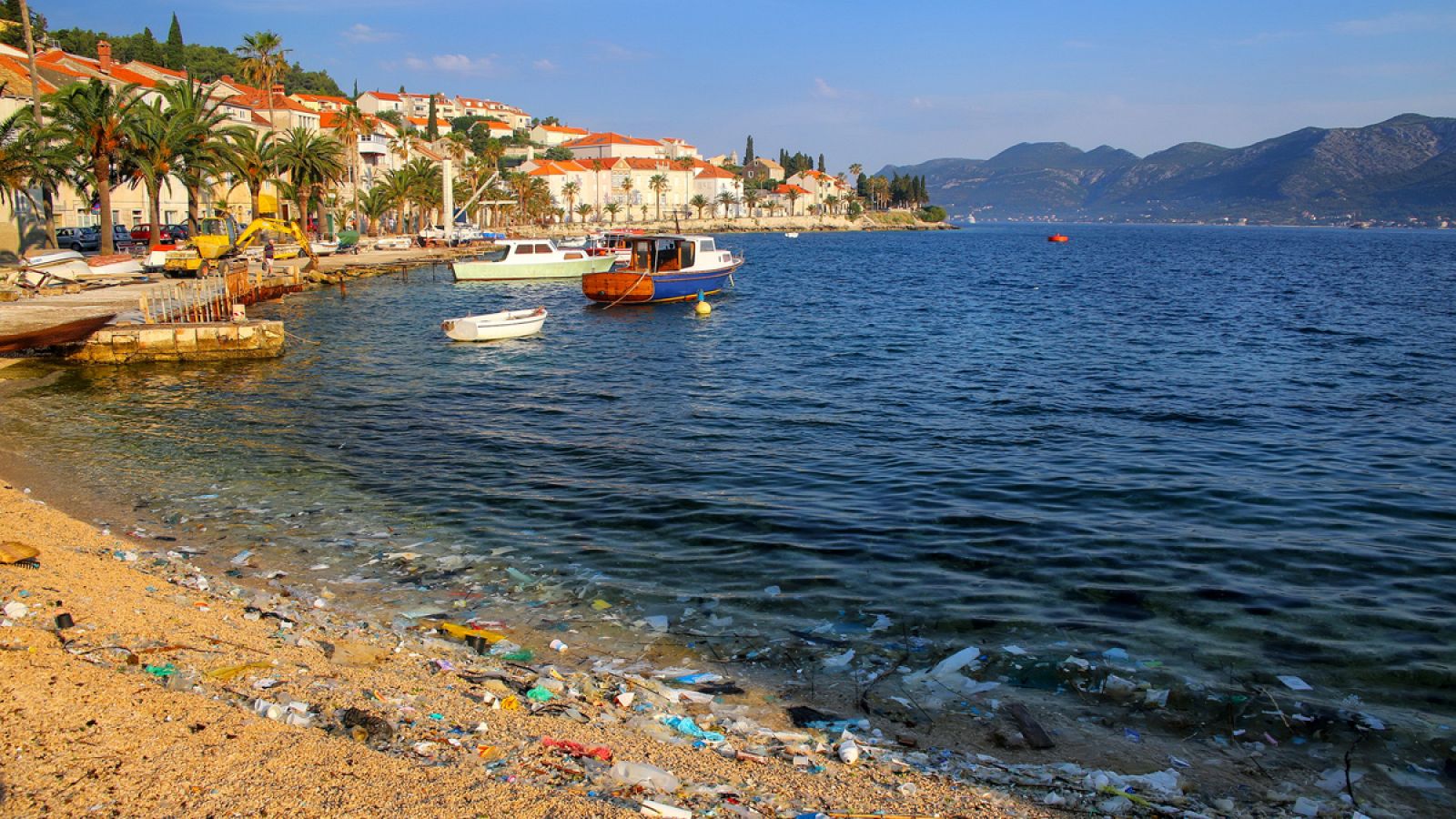 Los restos de plásticos y colillas de cigarrillos son el principal problema de las playas.