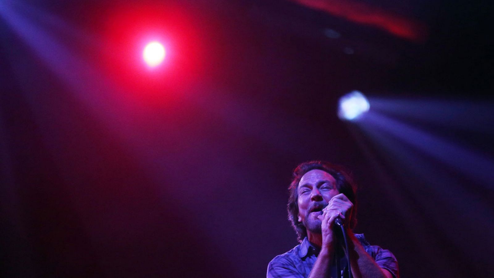 Imagen de archivo del vocalista de Pearl Jam, Eddie Vedder, durante un concierto.