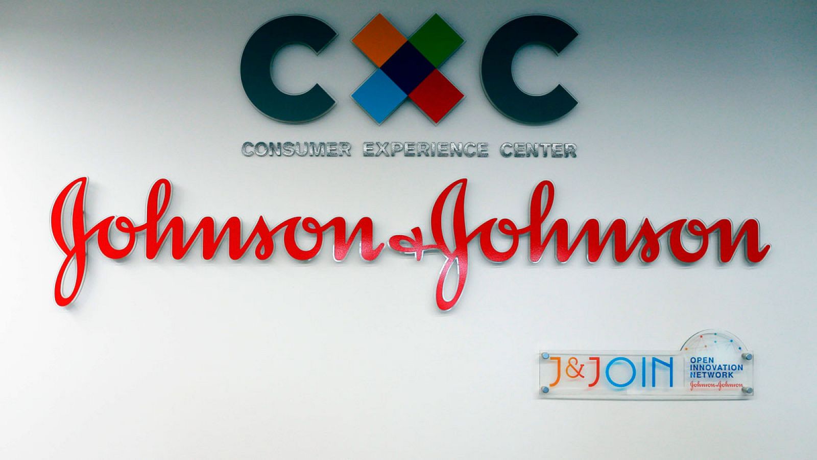 Logo de la multinacional estadounidense Johnson&Johnson a la entrada de una de sus plantas de investigación y desarrrollo