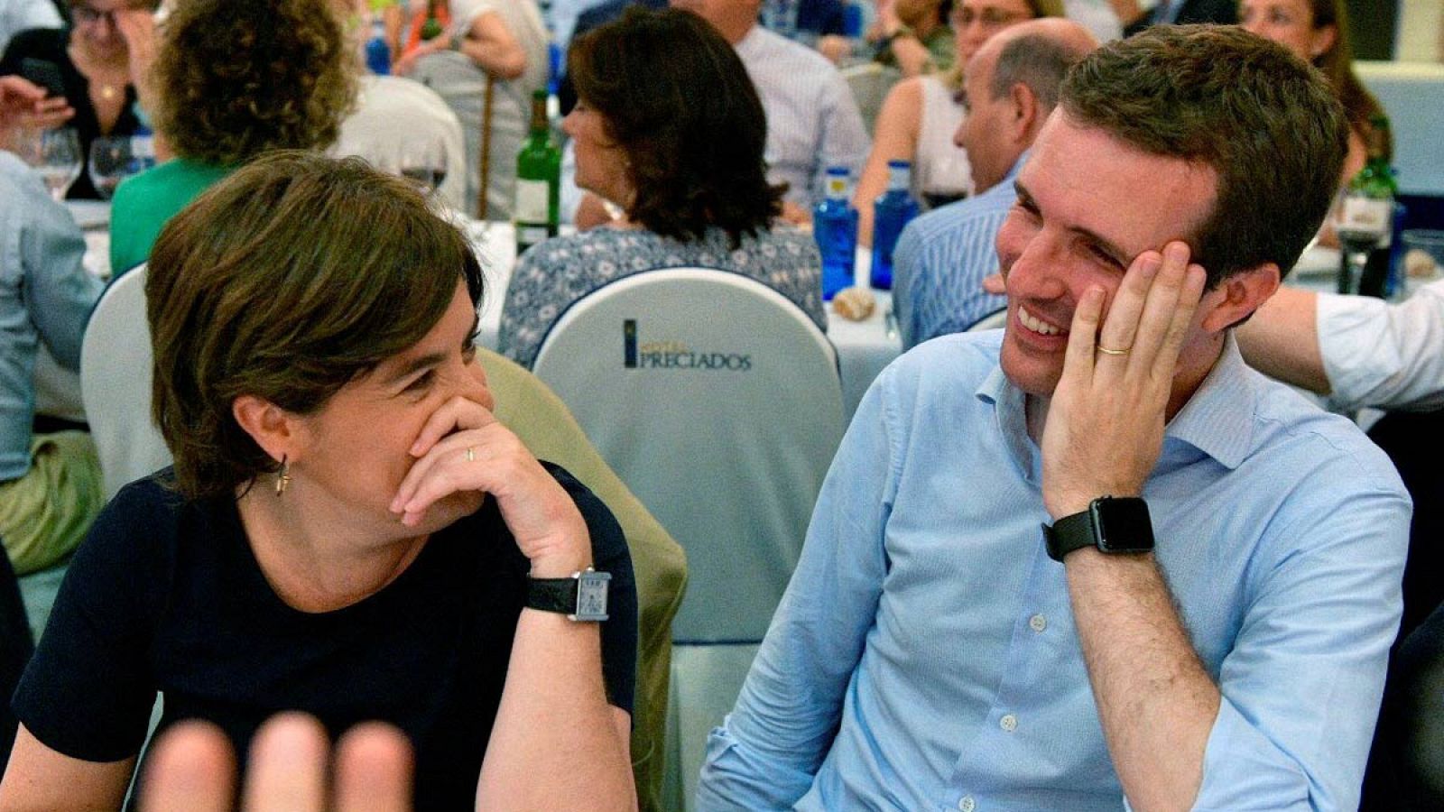 Sáenz de Santamaría y Casado coinciden en una cena del PP en plena campaña por la Presidencia.