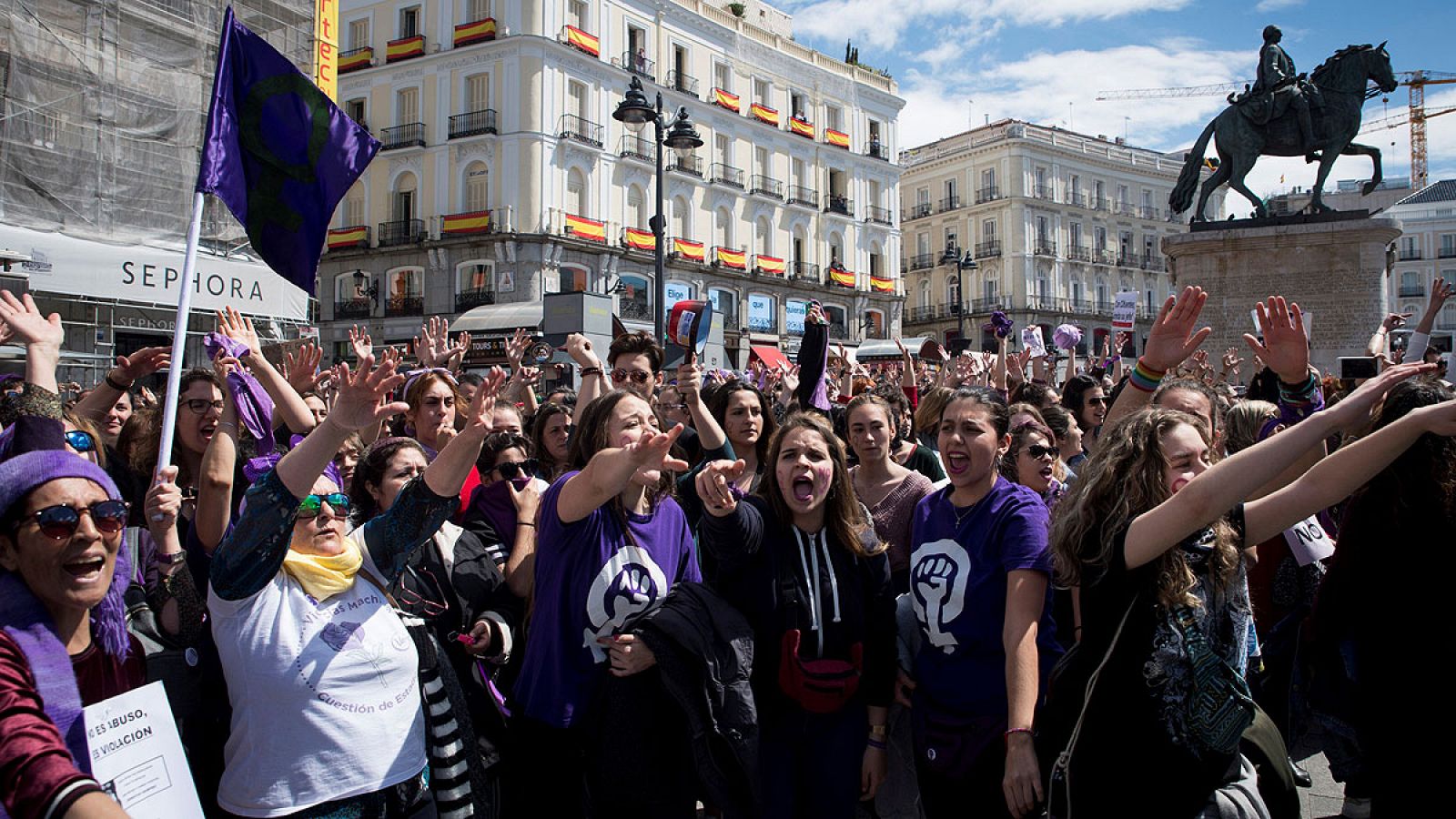 Un grupo de mujeres se manifiesta contra la resolución judicial del caso 'La Manada'