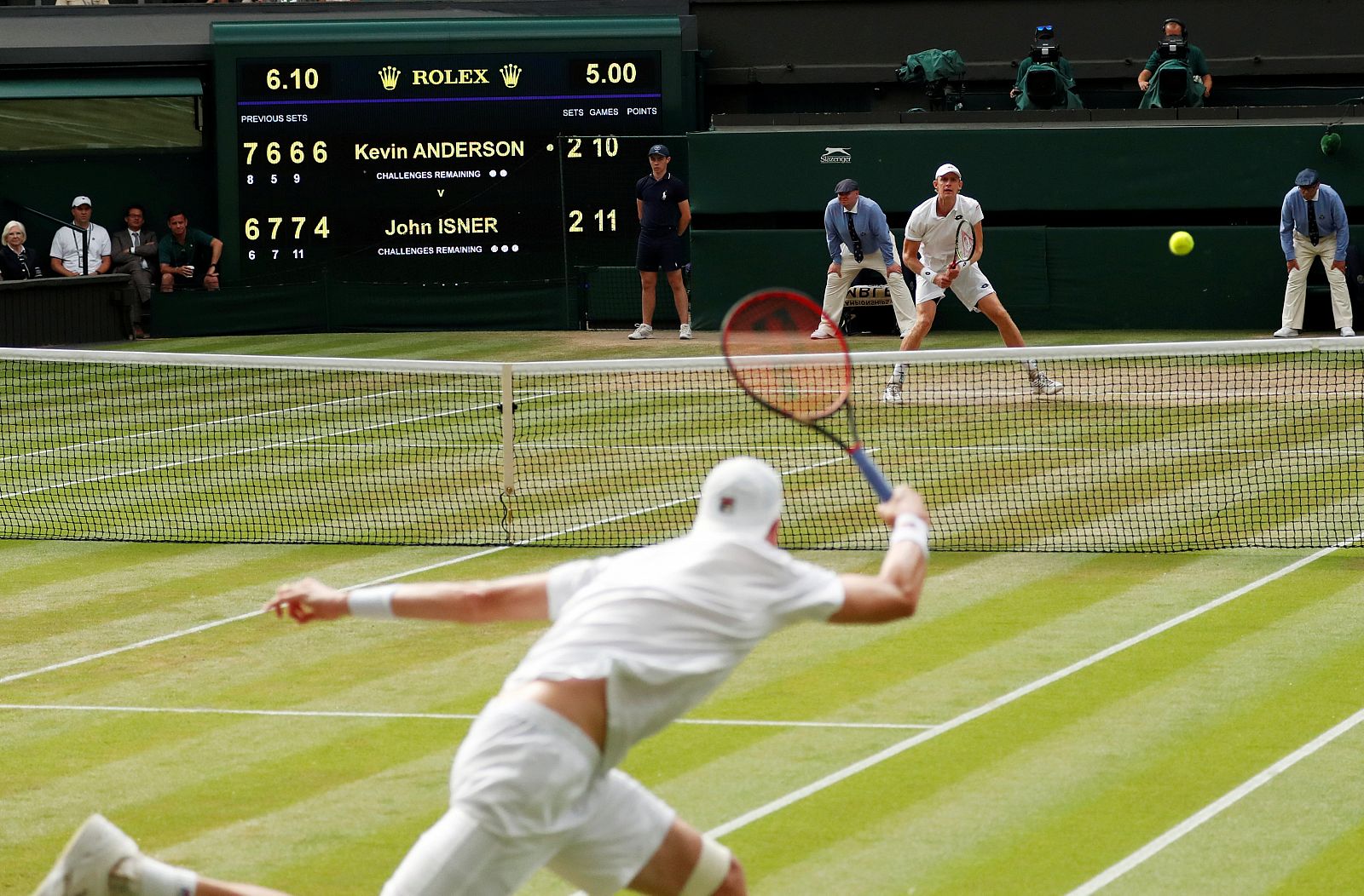 Lance del partido Anderson - Isner, este viernes en Wimbledon