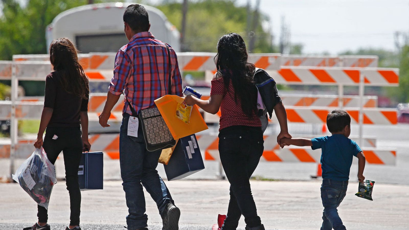 Una familias de inmigrantes el pasado 26 de junio de 2018 en la Estación Central de Autobuses de McAllen, Texas (EE.UU.).