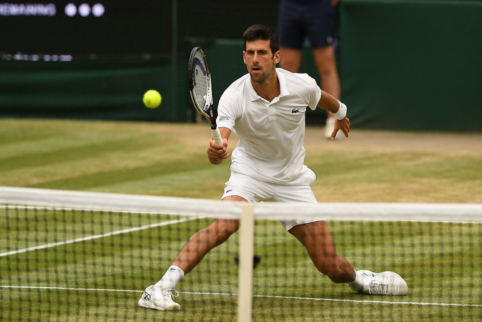 Djokovic golpea una bola ante Nadal