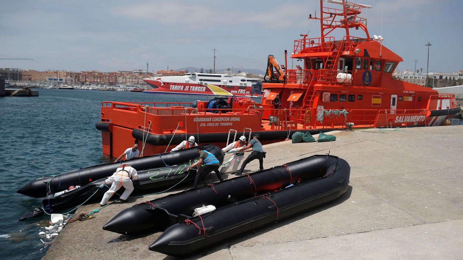 Imagen de archivo de miembros e Frontex en el puerto de Tarifa