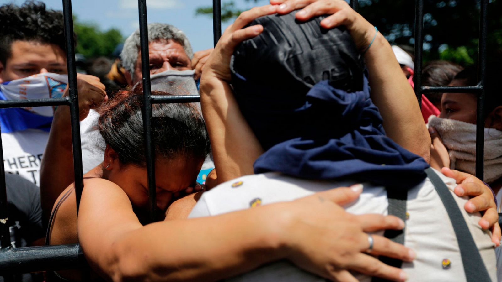 Estudiantes de la Universidad Nacional Autónoma de Nicaragua abrazan a sus familias tras salir de la iglesia