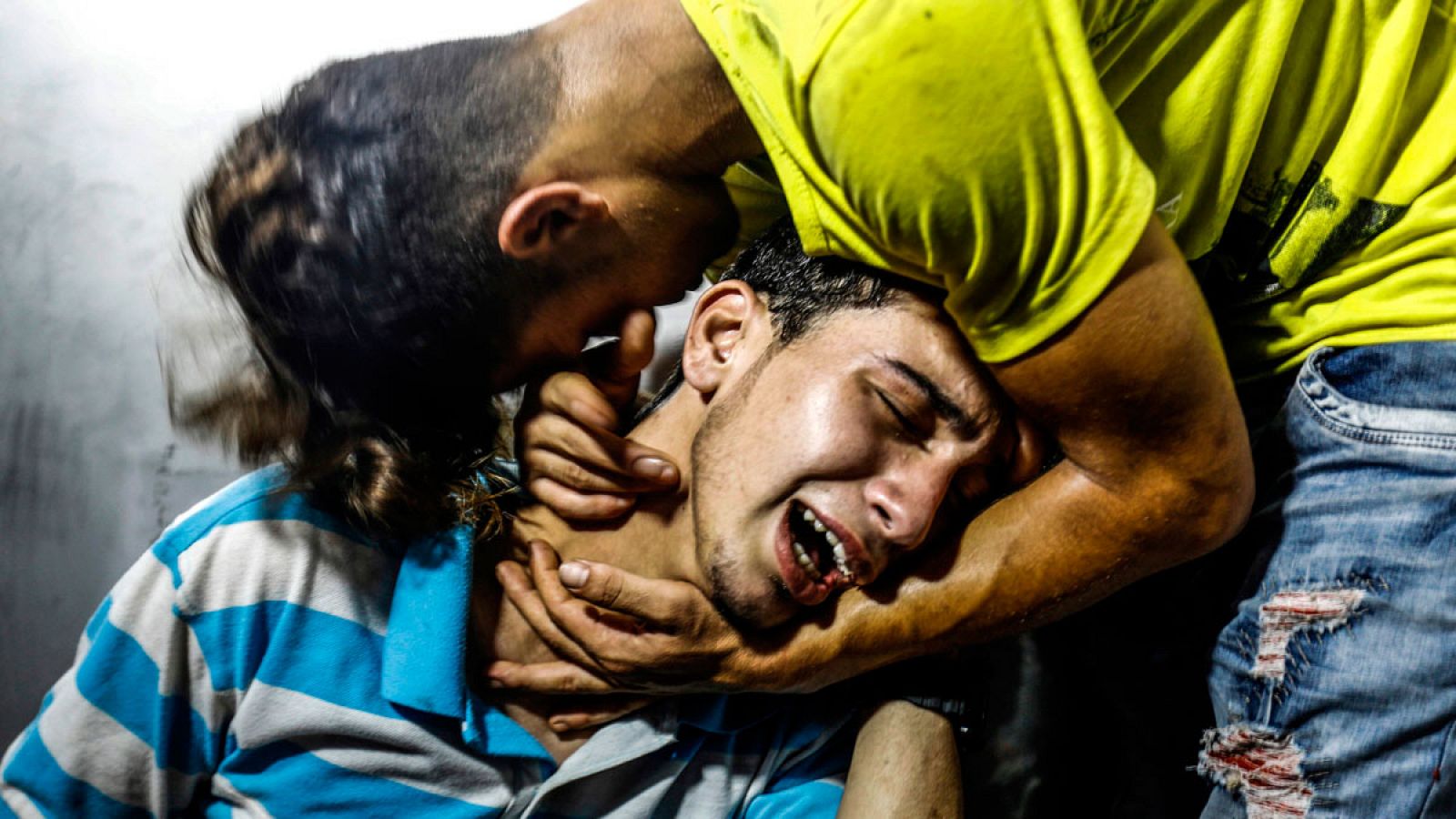Jóvenes palestinos lloran en la morgue del hospital de Al-Shifa la muerte de los dos adolescentes palestinos