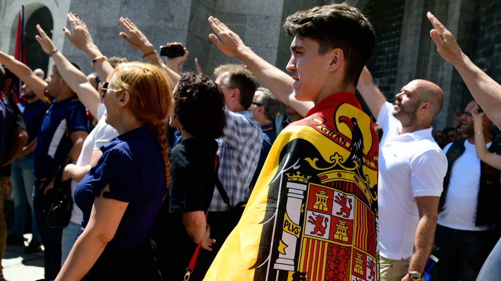 Asistentes realizan el saludo fascista en la protesta en el Valle de los Caídos