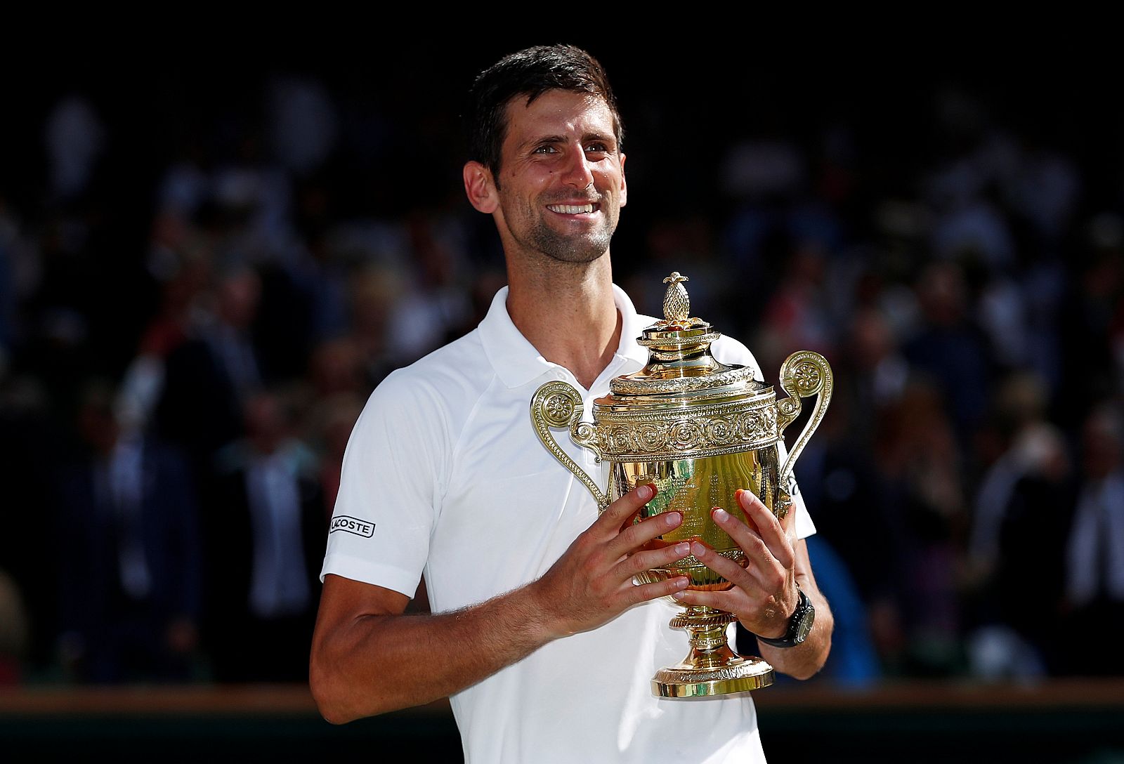 Novak Djokovic posa con su cuarto trofeo de Wimbledon.