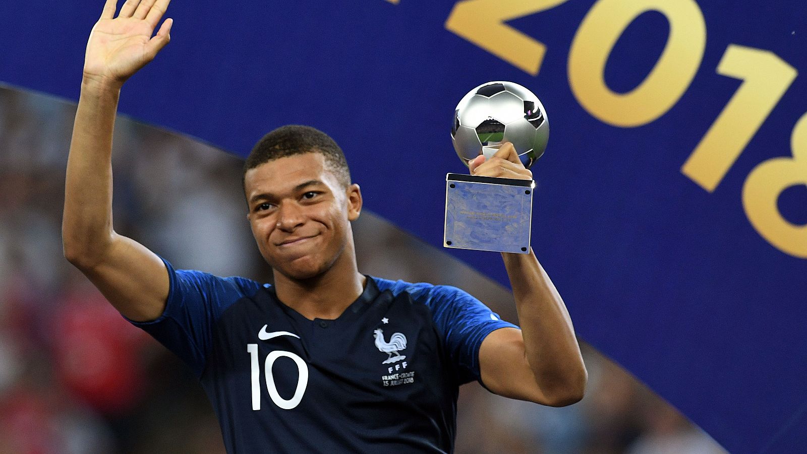 Kylian Mbappè, con su trofeo al mejor jugador joven del Mundial.