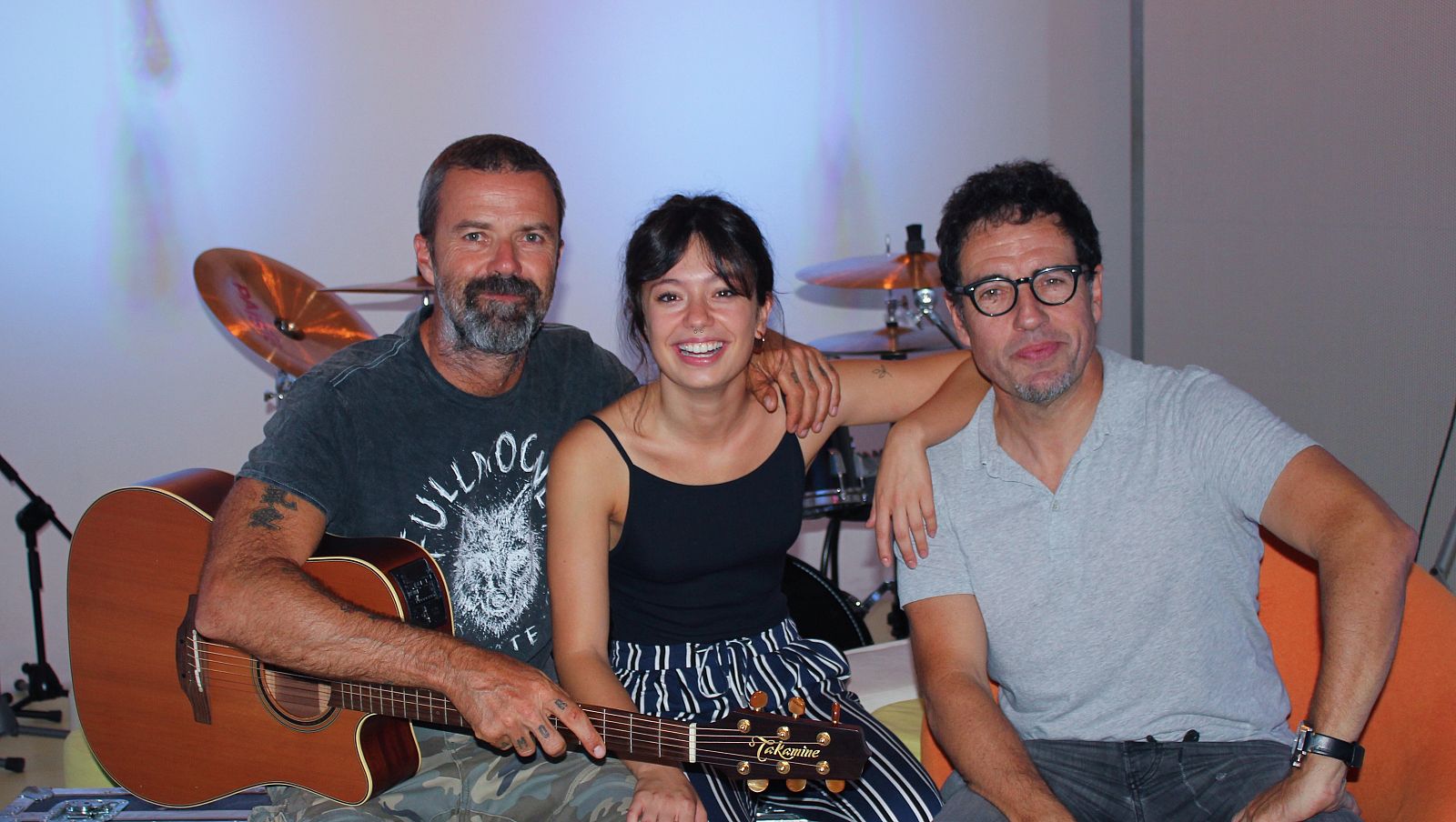 Pau Donés y Anna Castillo junto a Daniel Écija, creador de 'Estoy vivo'