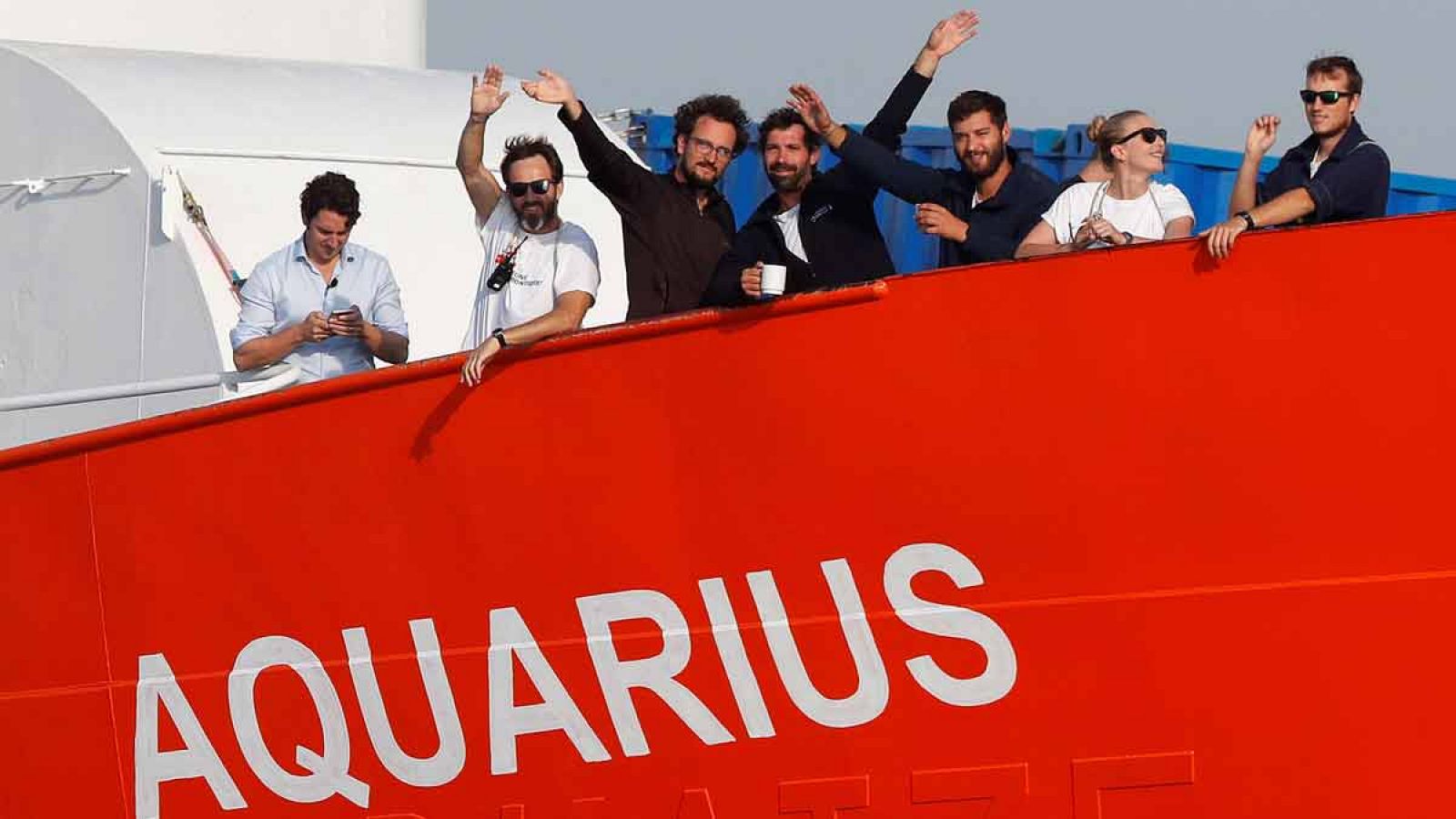 Tripulantes del barco humanitario Aquarius saludan a su llegada al puerto de Marsella el pasado 29 de junio