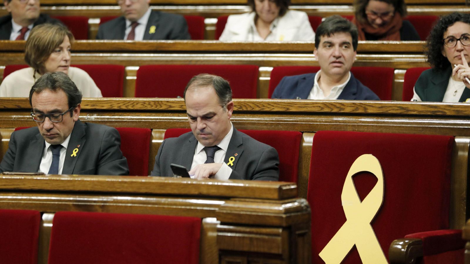Los diputados de JxCat, Jordi Turull, y Josep Rull  durante un pleno del Parlament