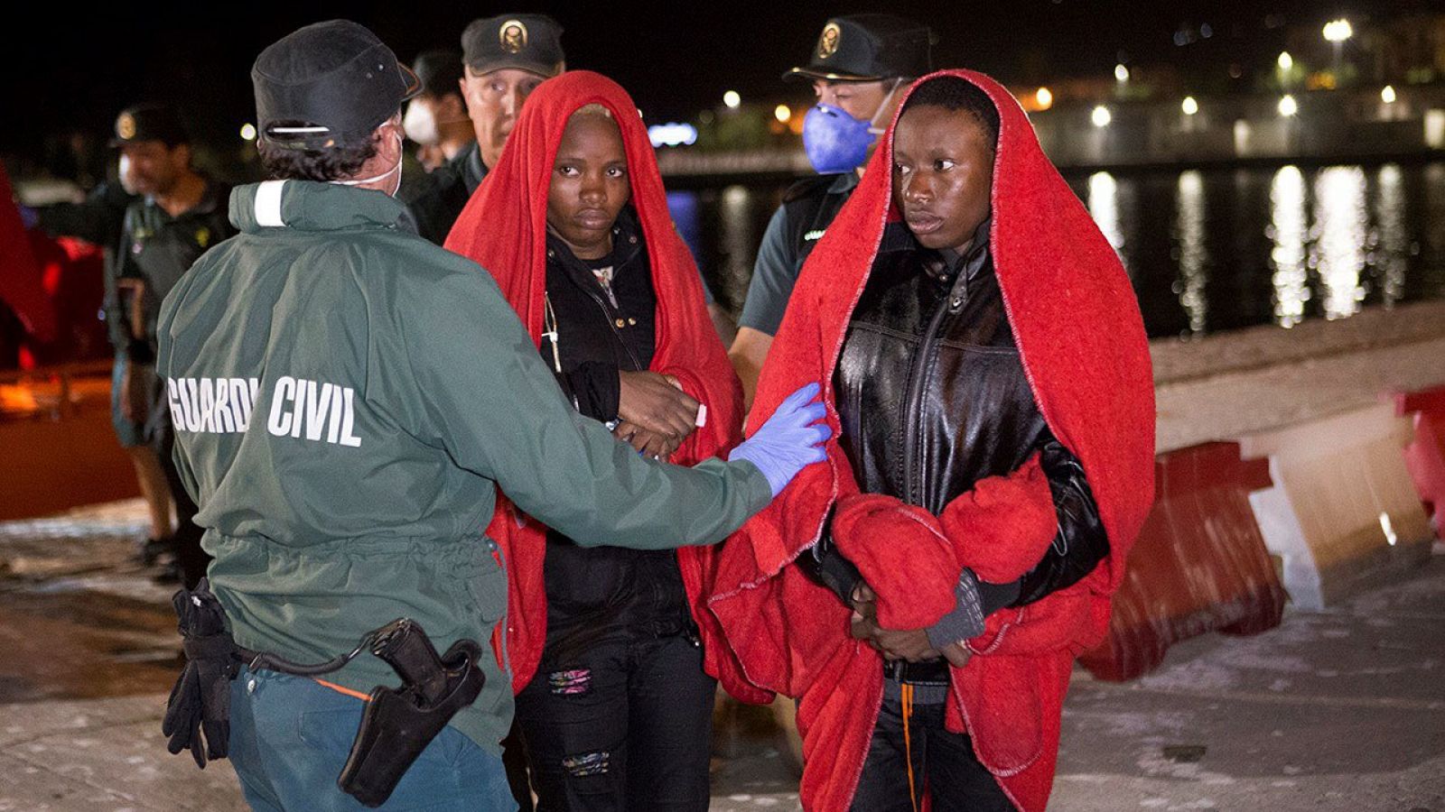 Migrantes atendidos por la Guardia Civil y Salvamento Marítimo este lunes en el mar de Alborán.