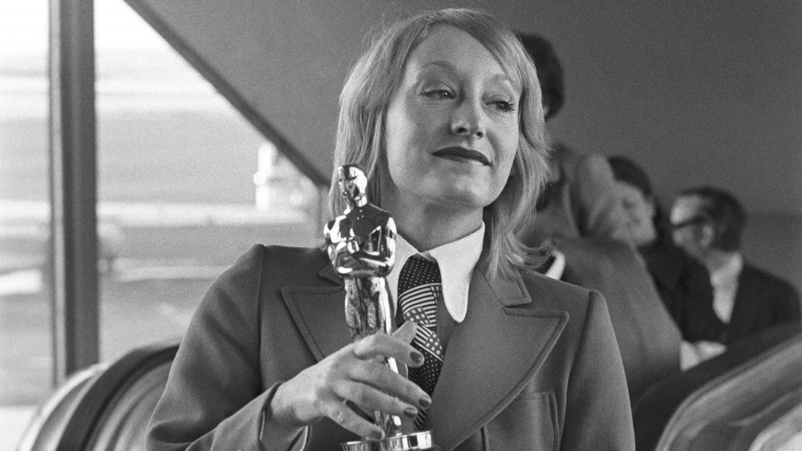 Yvonne Blake posa con la estatuilla del Oscar de Hollywood 1971 que consiguió por sus diseños de vestuario para la película 'Nicolás y Alejandra'.