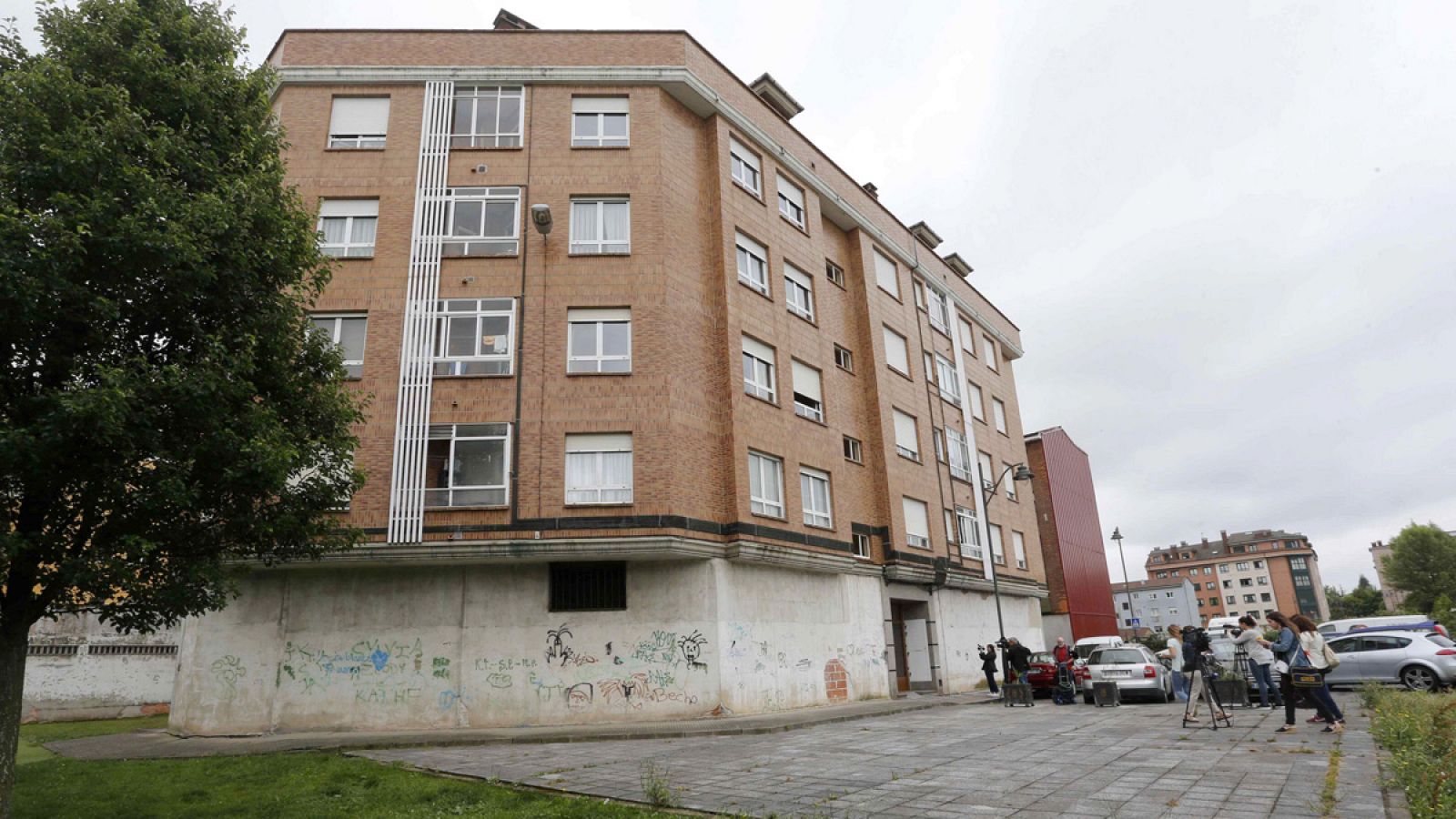 Edificio de Lugones, en Asturias, en el que una mujer ha sido detenida por la muerte de su pareja