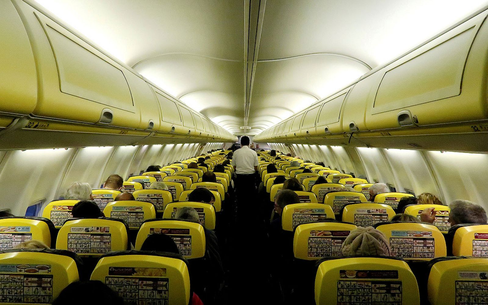 Un miembro de la tripulación de cabina de Ryanair atiende a los pasajeros.e Ryanair