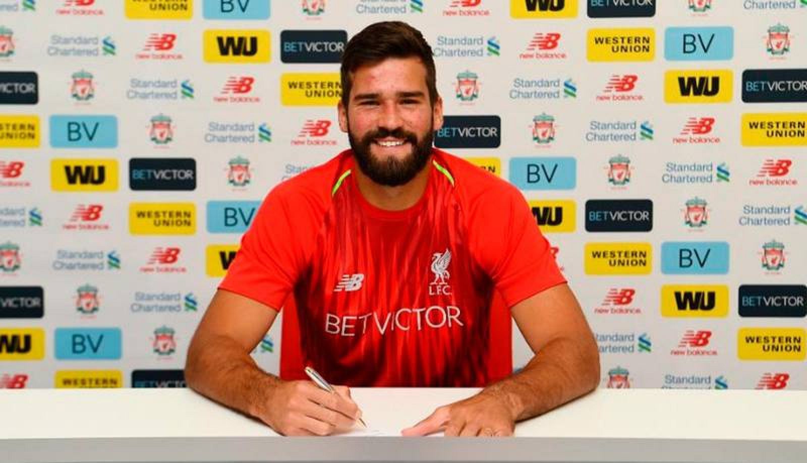 Allison en la firma de su contrato con el Liverpool.