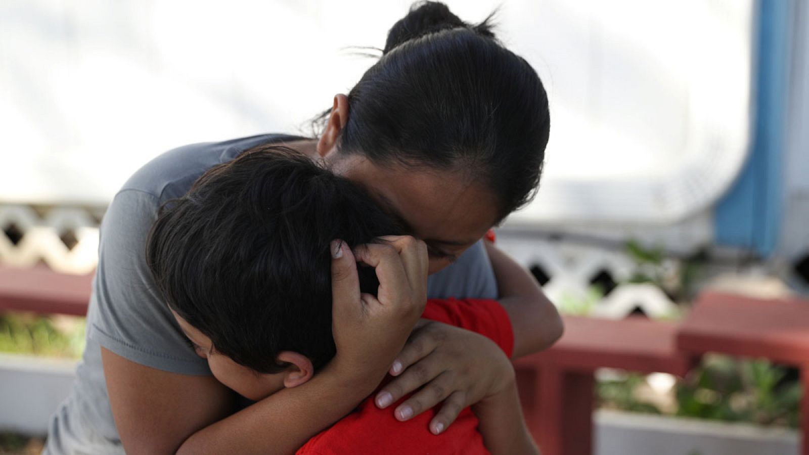 Una mujer hondureña abrazando a su hijo de seis años después de reunirse, en el refugio La Posada Providencia en San Benito, Texas, EE. UU.