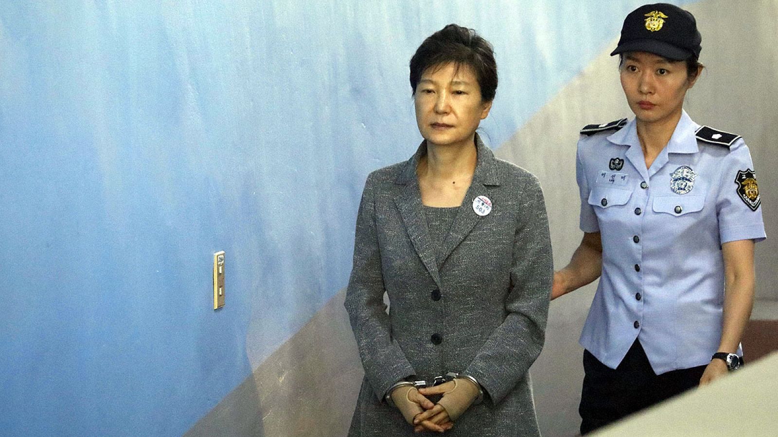 La expresidenta de Corea del Sur, Park Geun-hye llegando a un tribunal en Seúl.