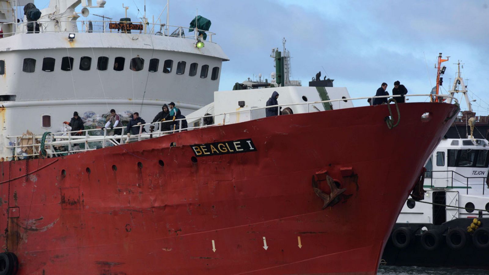 El buque argentino 'Beagle I' a su llegada al puerto de Mar de Plata con los superviventes del 'Dorneda'