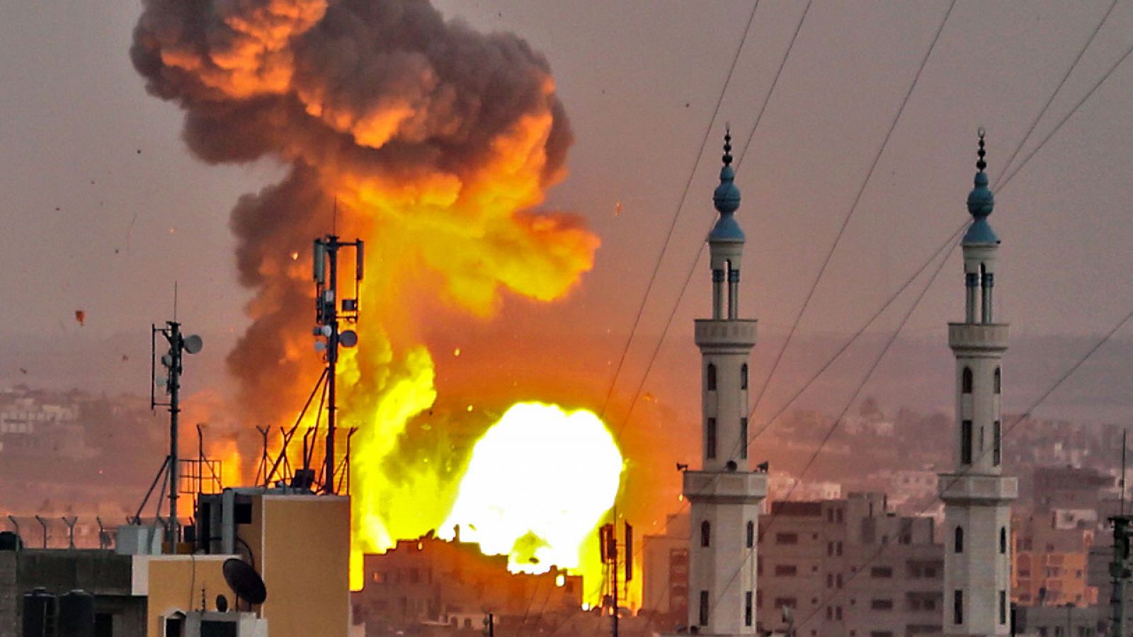 Explosión de una bomba en la CIudad de Gaza durante los bombardeos de Israel