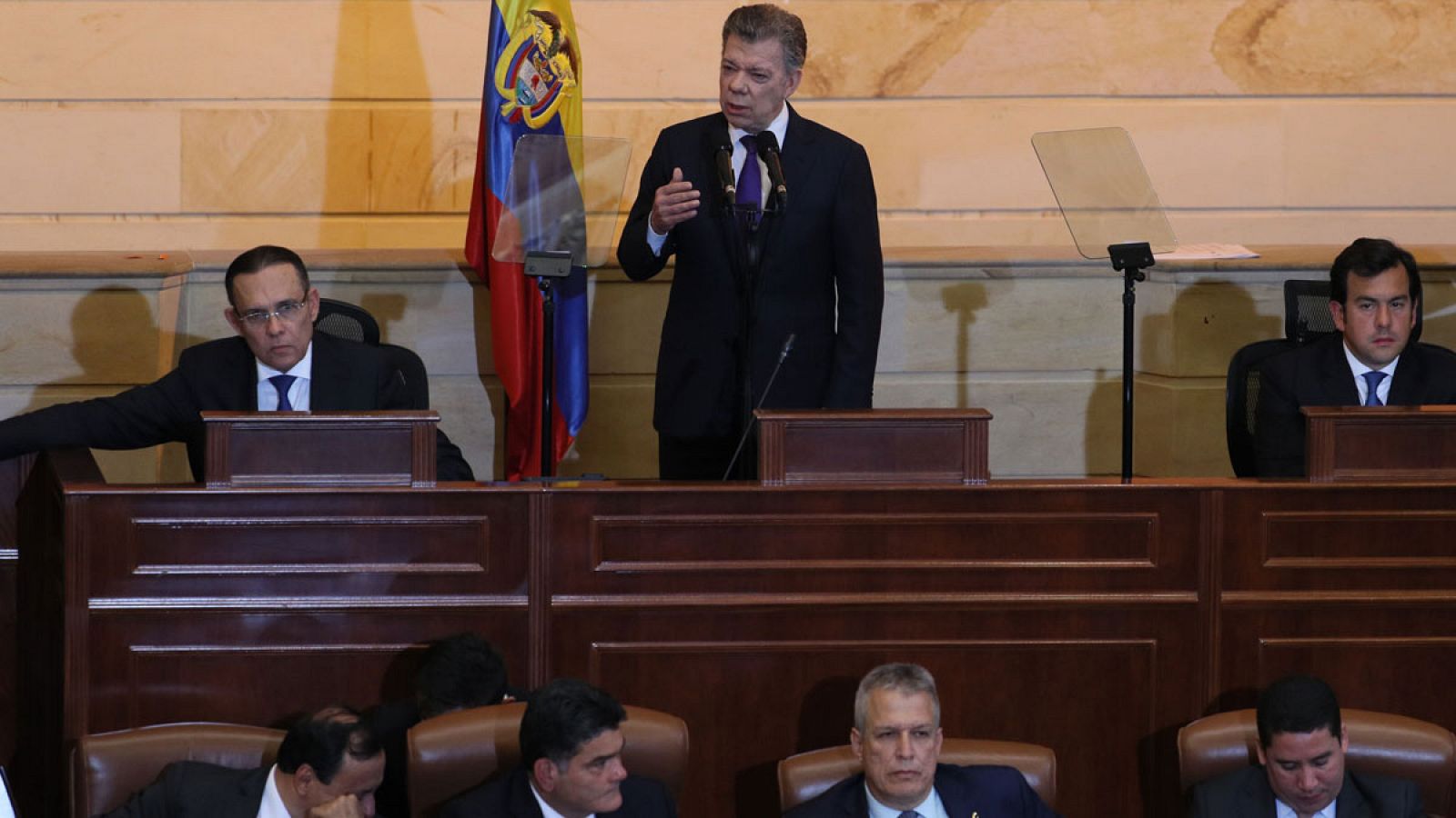 El presidente colombiano, Juan Manuel Santos (c), pronunciando su discurso durante la instalación del nuevo periodo de sesiones del Congreso el viernes 20 de julio de 2018, en Bogotá.