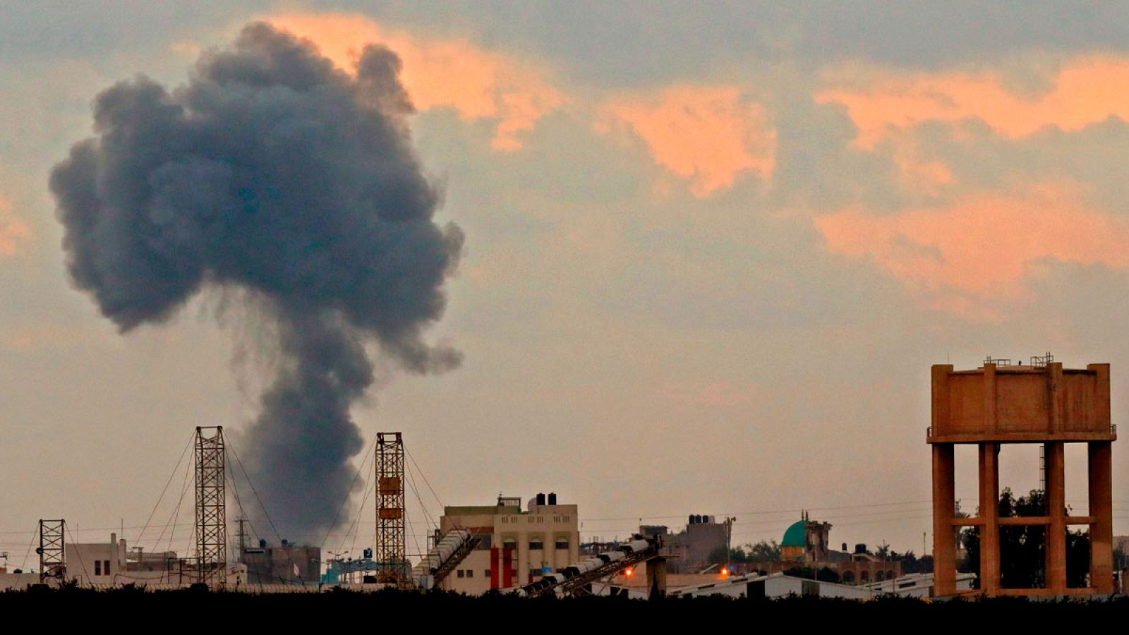 Imagen tomada cerca de Kibutz de Nahal Oz, en el sur de Israel, en la que se ve una columna de humo tras el bombardeo.