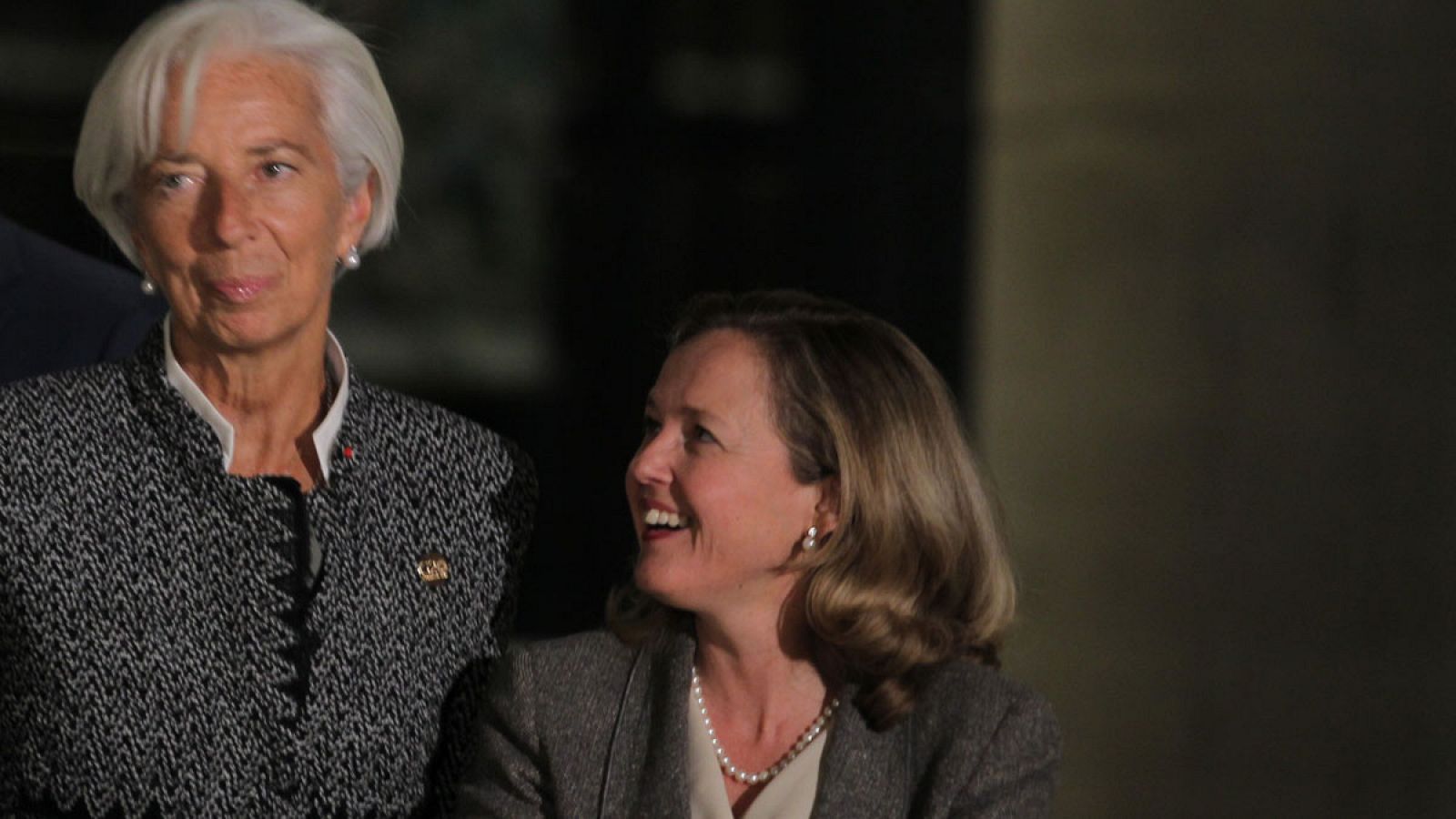 La ministra de Economía española, Nadia Calviño (d), junto a la directora del FMI, Christine Lagarde.
