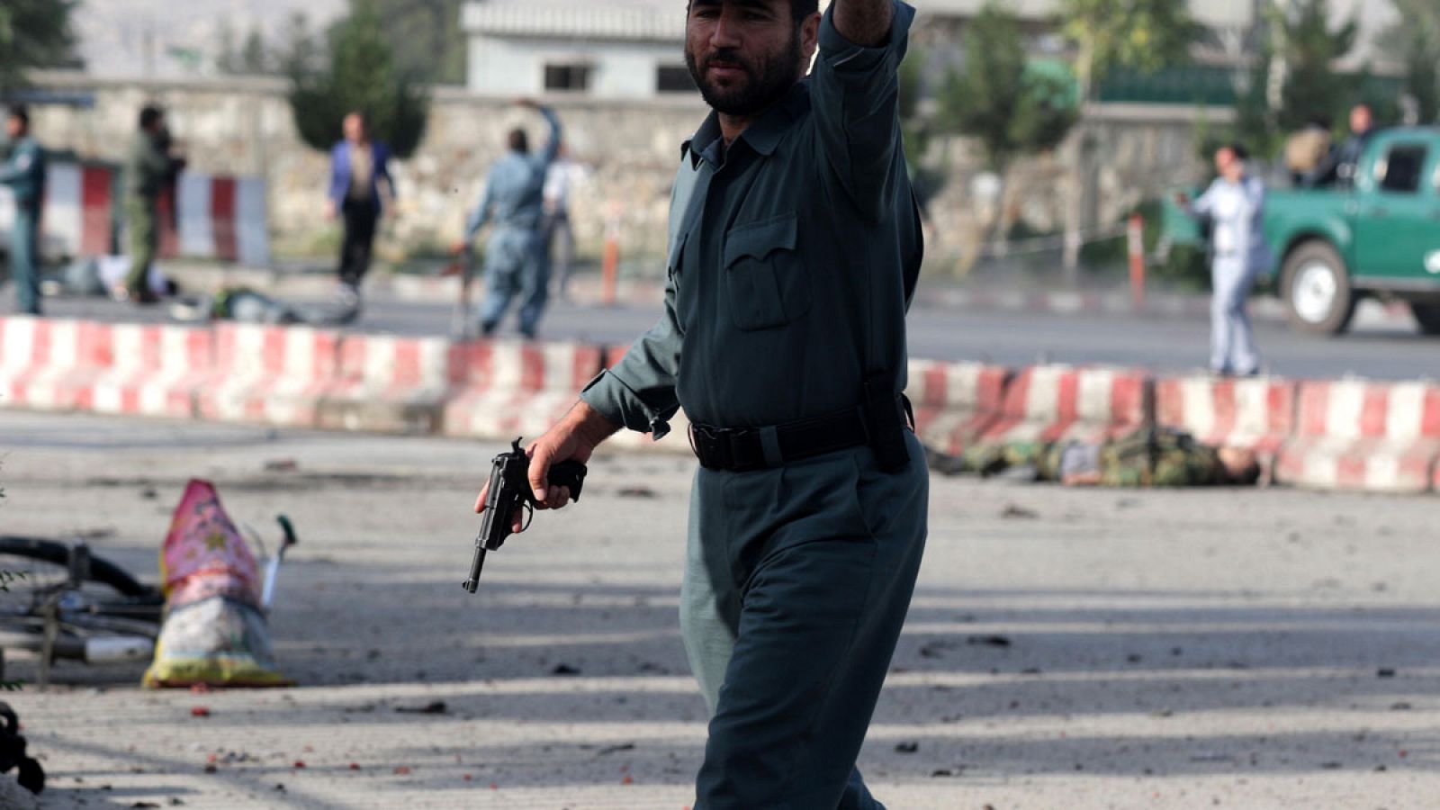 Un policía afgano en el lugar del atentado cerca del aeropuerto de Kabul