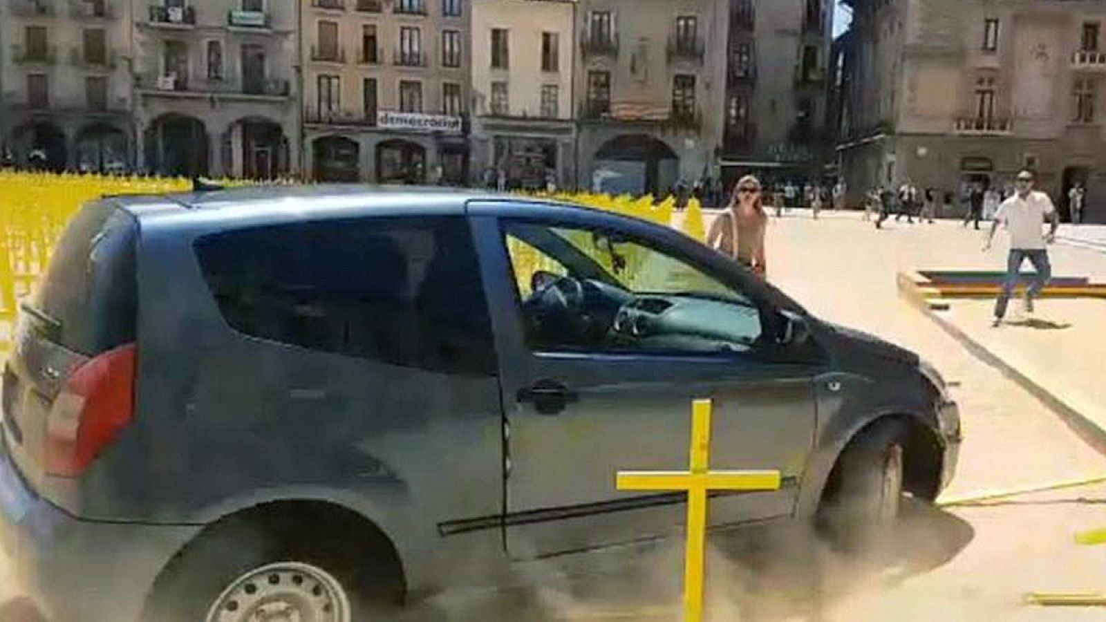 Fotograma de un vídeo en el que un coche arrolla varias cruces amarillas en Vic