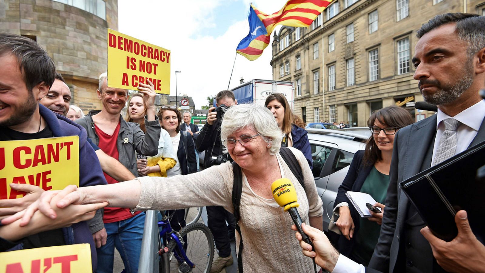 La exconsejera catalana Clara Ponsatí, tras conocer en un tribunal escocés su libertad sin condiciones.