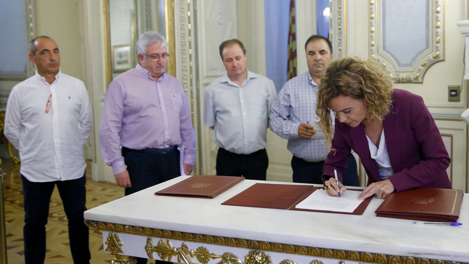 La ministra de Política Territorial, Meritxell Batet, firma el acuerdo con los sindicatos