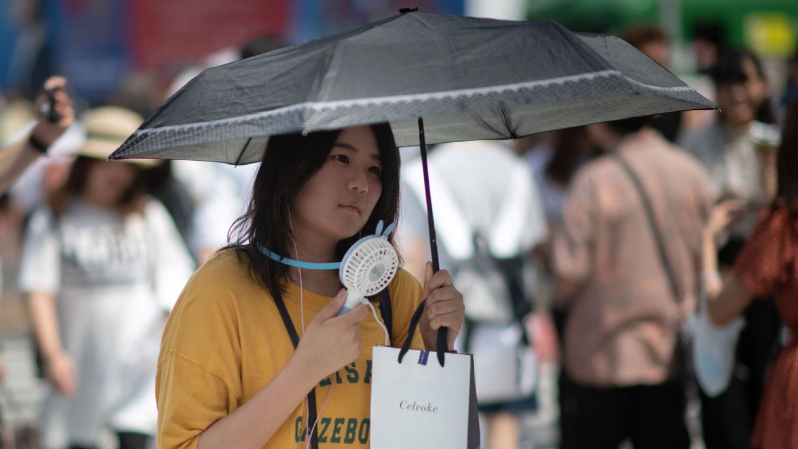 Una japonesa se protege del calor en Tokio.