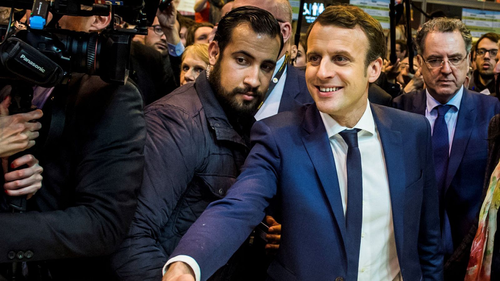 Emmanuel Macron, escoltado por su exguardaespaldas Alexandre Benalla en marzo de 2017.