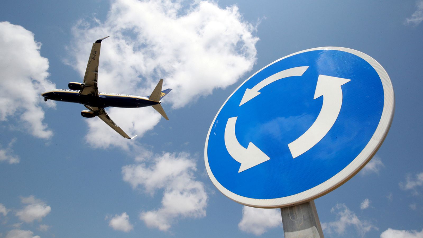 Un avión sobrevuela una señal en las cercanías del aeropuerto de Barcelona-El Prat.