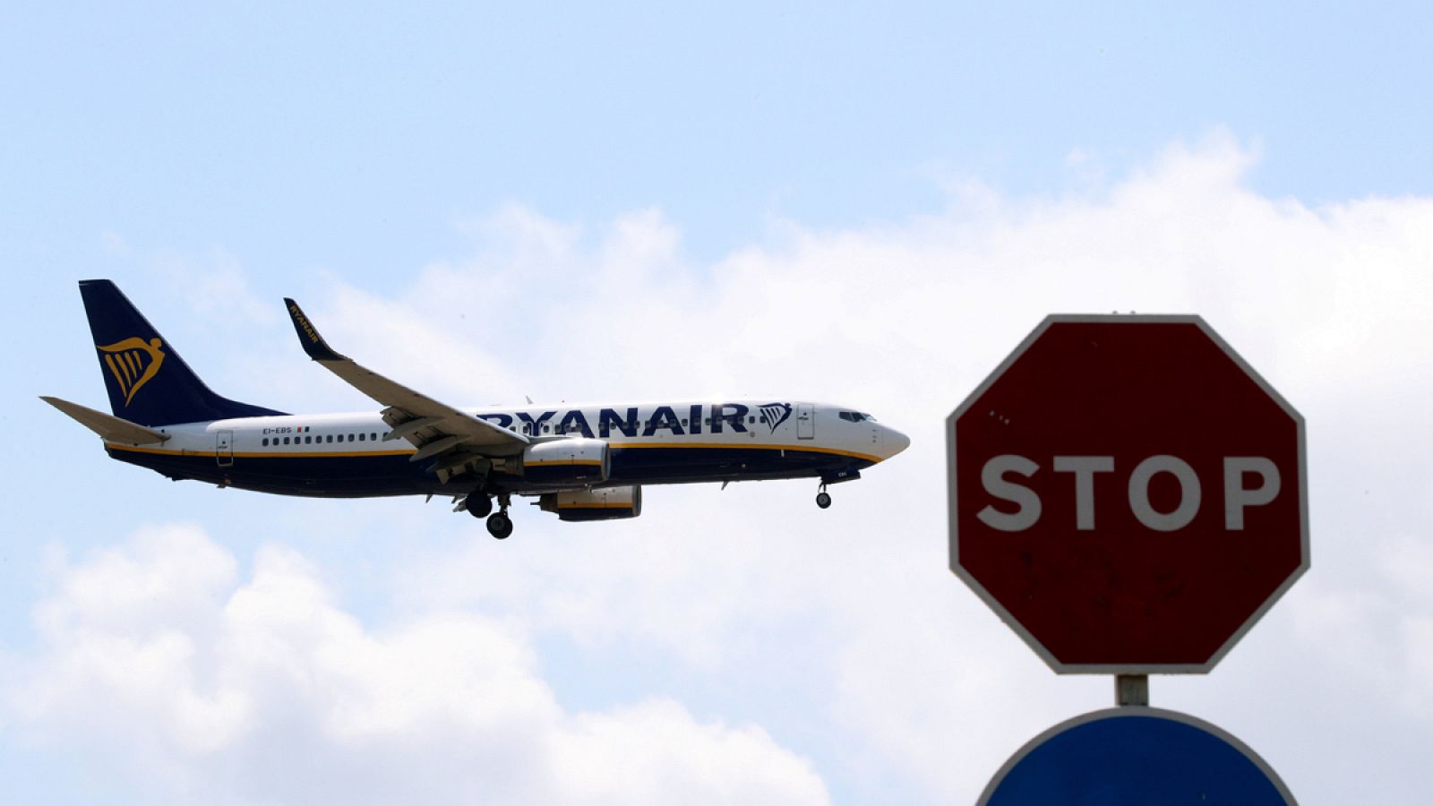 Un avión de la aerolínea irlandesa de bajo coste Ryanair se dispone a aterrizar en el aeropuerto de Barcelona-El Prat.