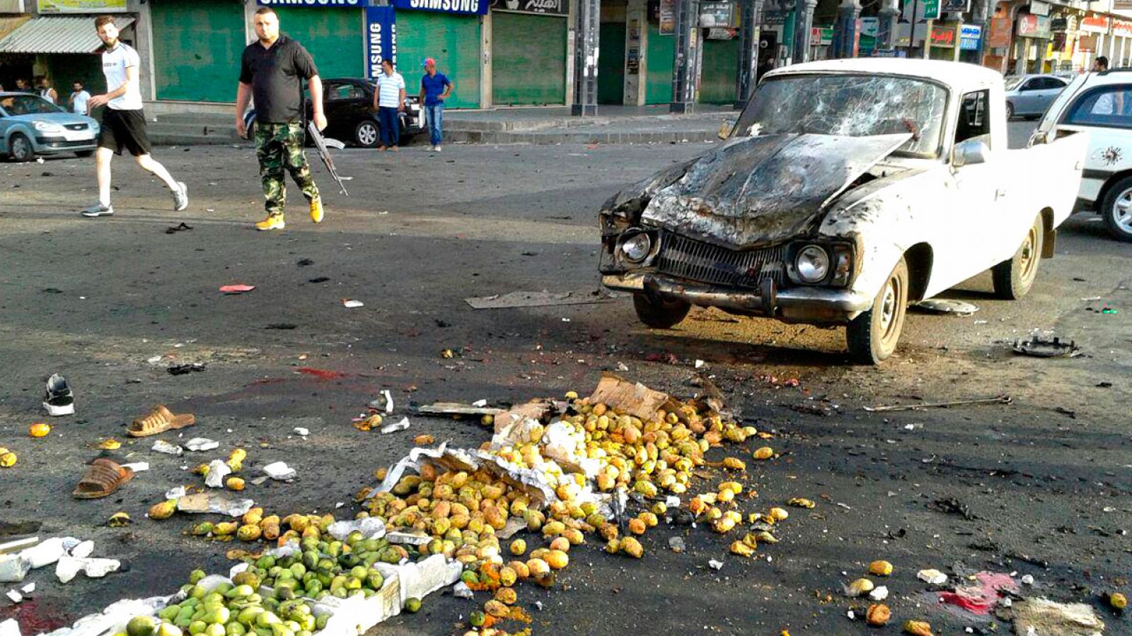 Destrozos causados por uno de los atentados suicidas perpetrados por el Estado Islámico en Al Sueida