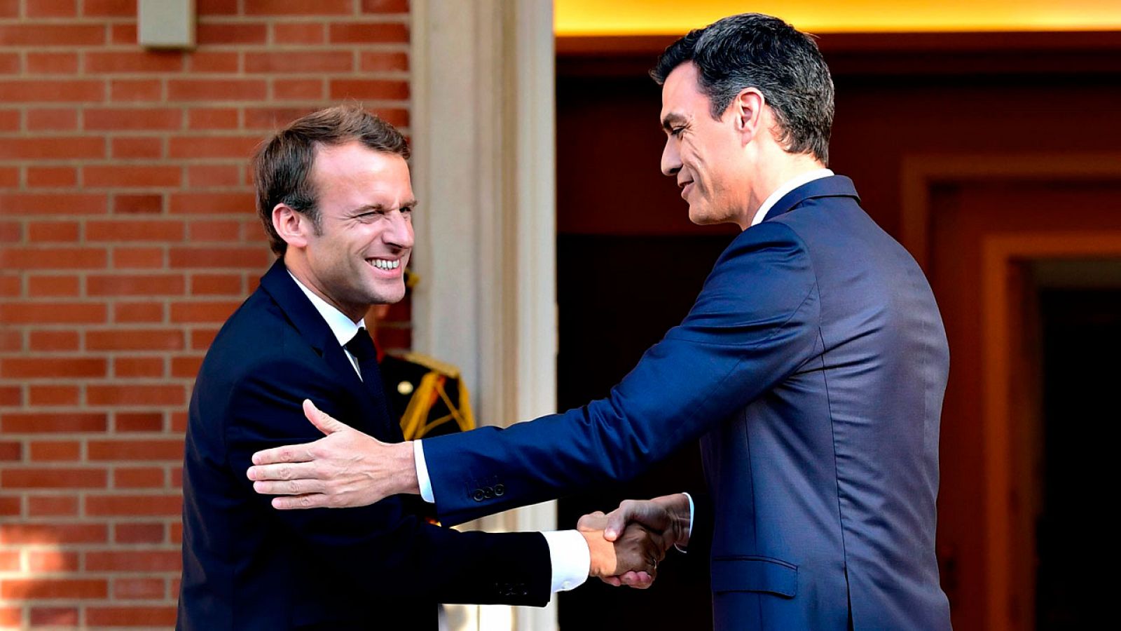 Pedro Sánchez recibe a Emmanuel Macron en La Moncloa