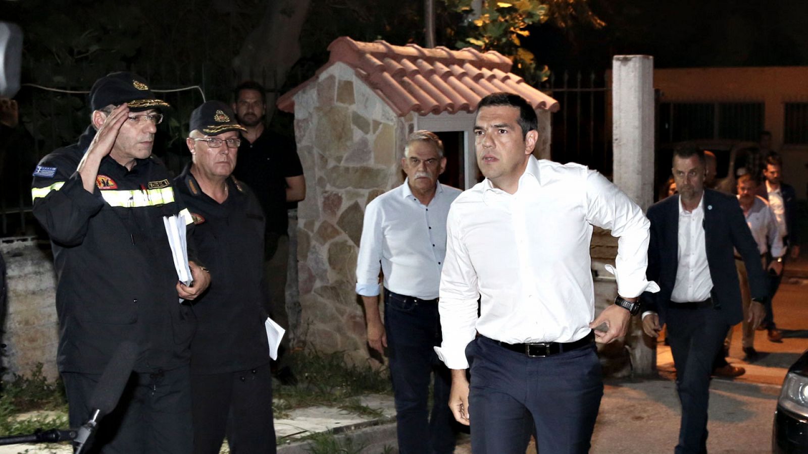 El primer ministro griego, Alexis Tsipras, llega al puesto de mando la madrugada en que se extendieron los incendios del Ática