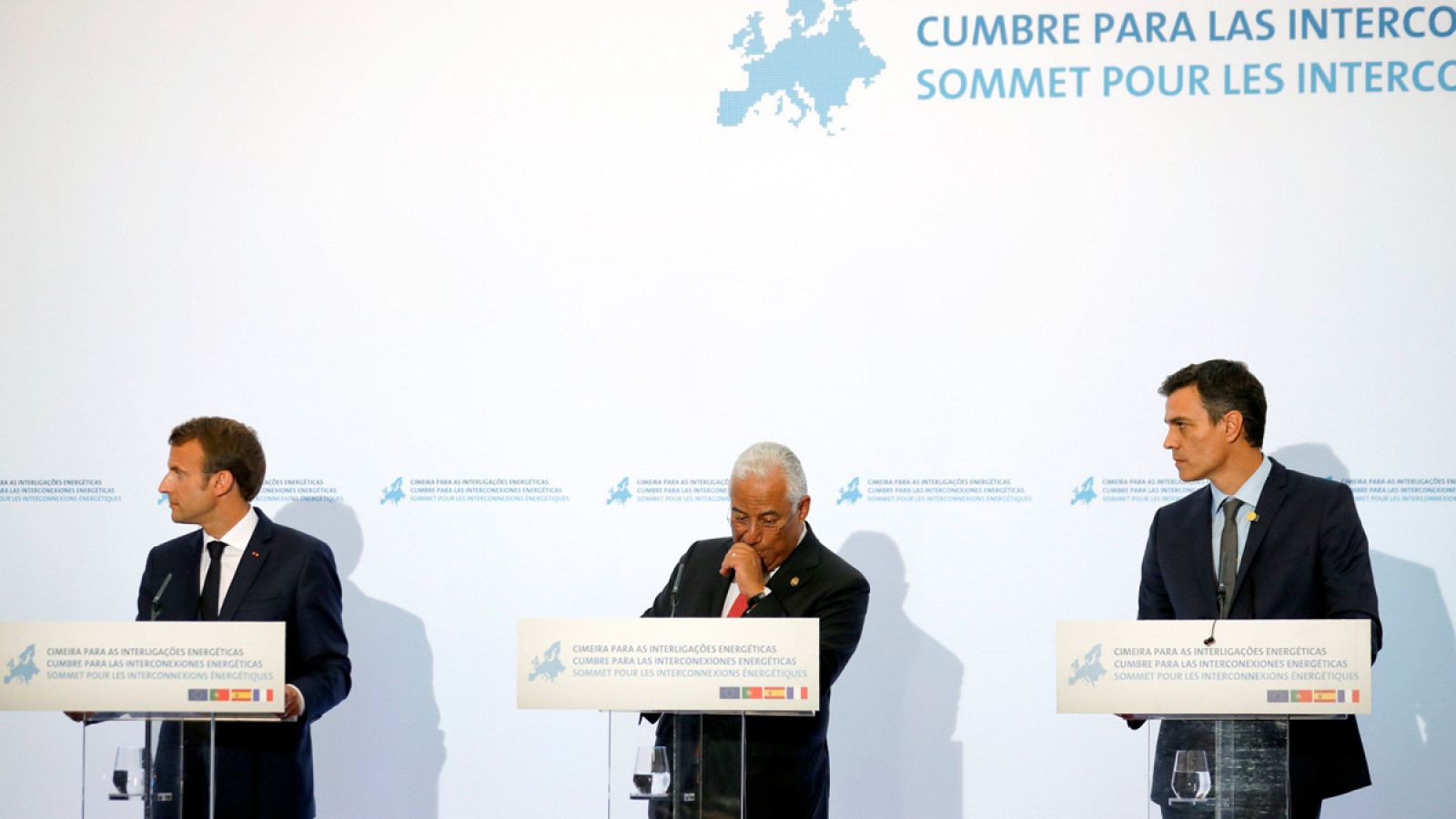 Los presidentes de Francia, Emmanuel Macron; Portugal, António Costa; y España, Pedro Sánchez, en la Cumbre de Lisboa para las Interconexiones Energéticas