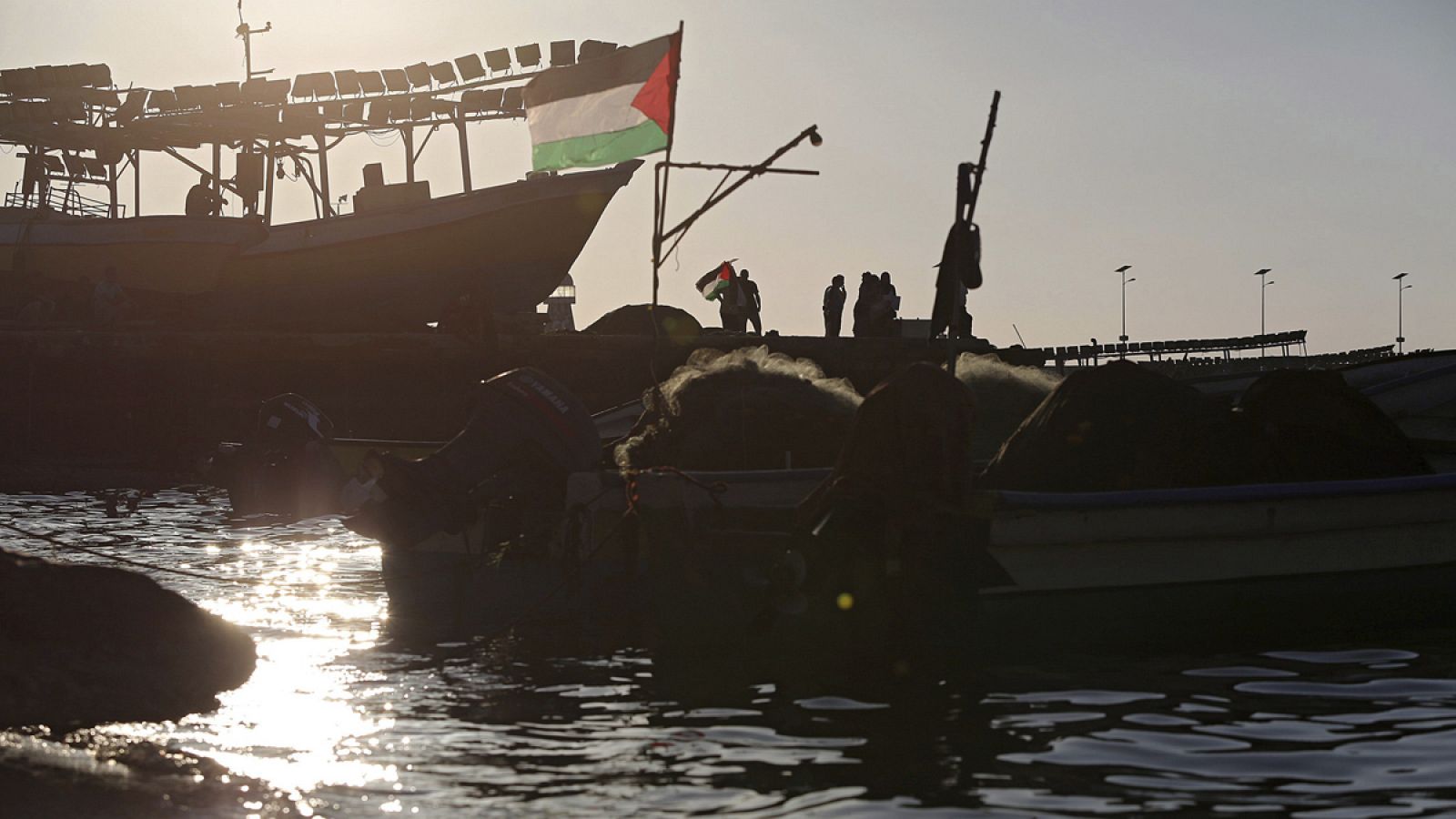 Palestinos ondean su bandera nacional en solidaridad con la coalición Flotilla de la Libertad en el puerto de Gaza, en una imagen de 2016