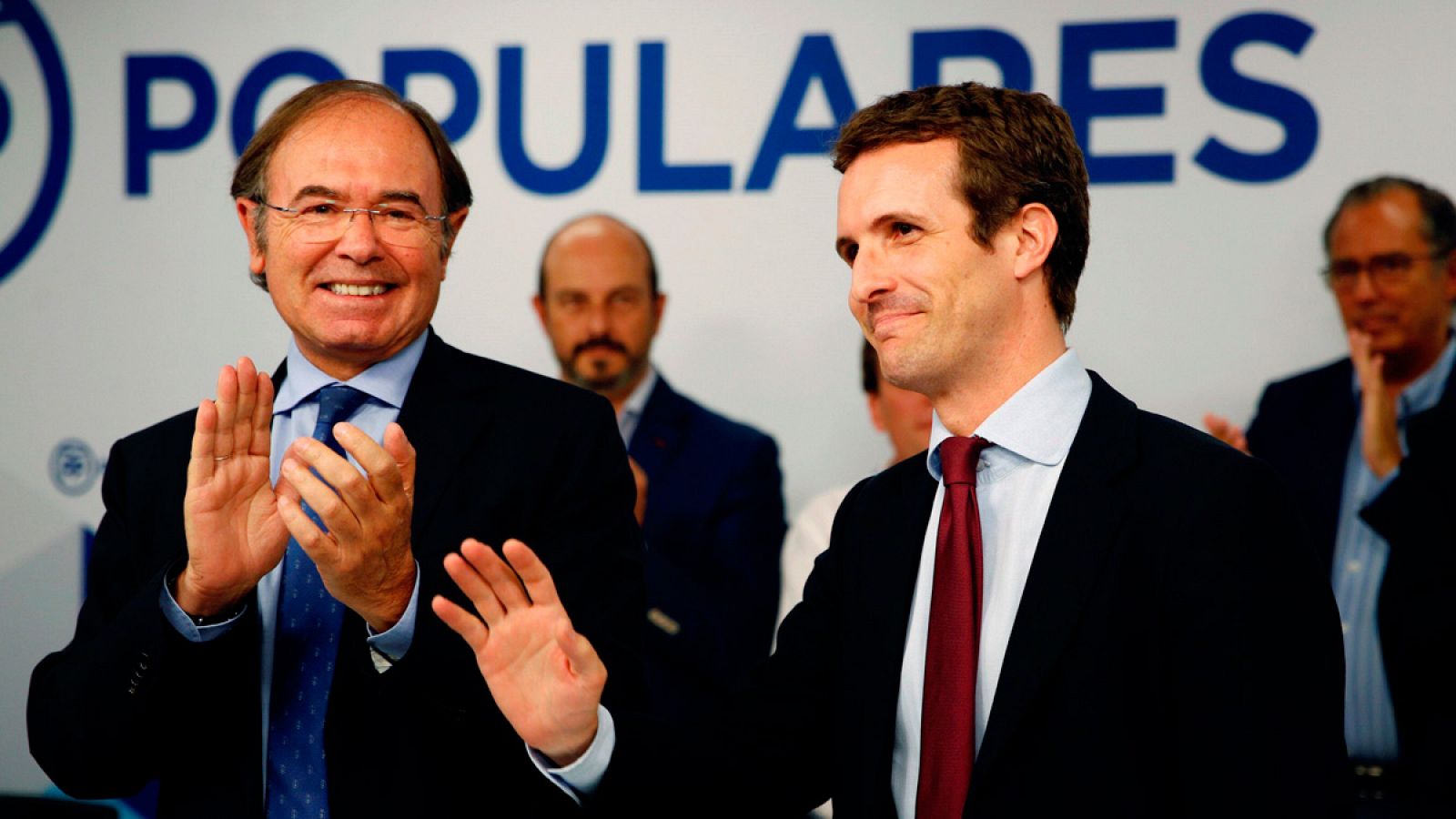 El presidente del Partido Popular, Pablo Casado, junto al presidente del Senado, Pío García-Escudero