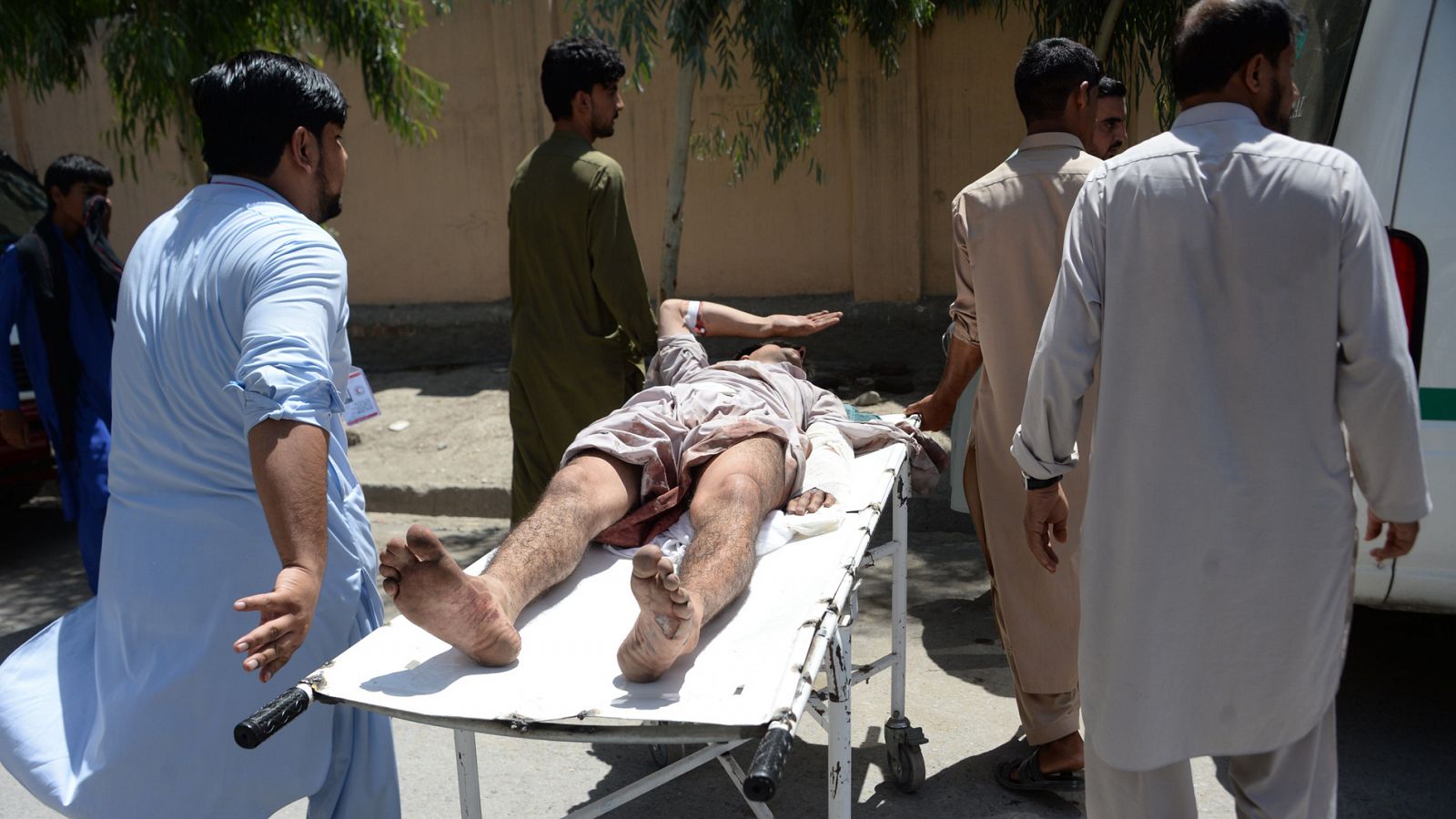 Voluntarios transportan a un afgano herido en el atentado de Jalalabad
