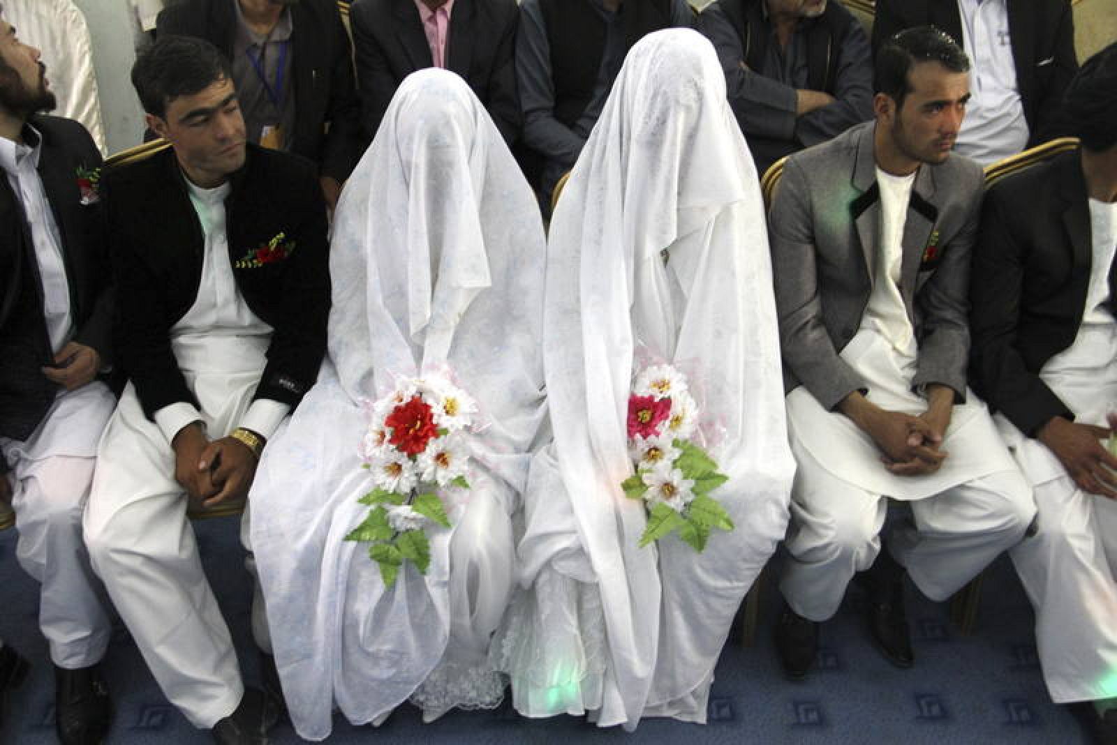 Novias afganas y sus parejas en una foto de archivo en 2014.