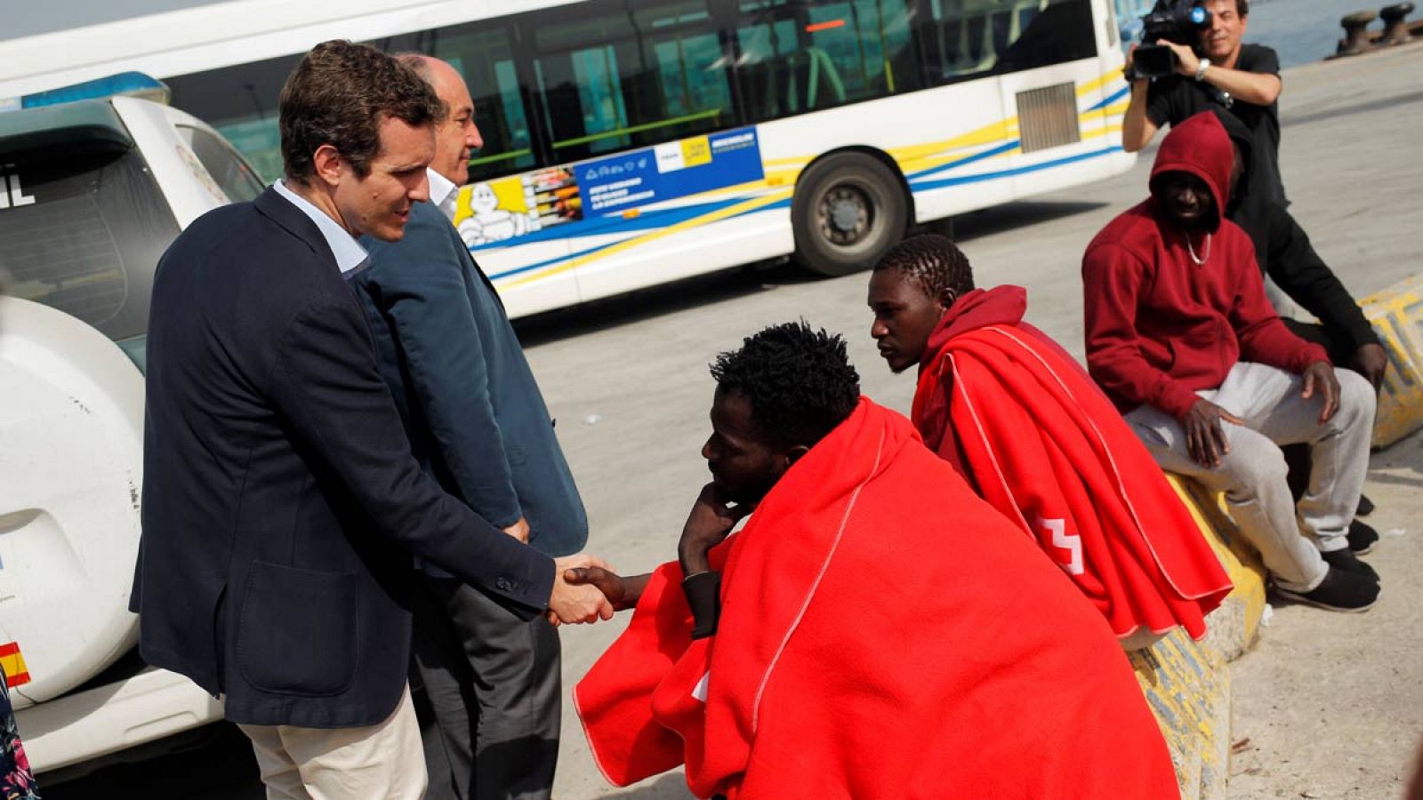 Pablo Casado visita un centro de acogida a inmigrantes en Algeciras (Cádiz).