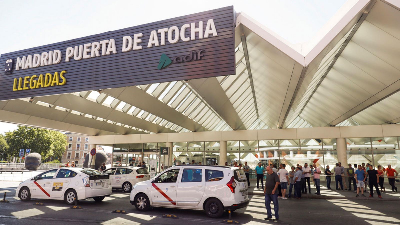 Taxis en huelga estacionados en la puerta de llegadas de la estación Madrid Puerta de Atocha.