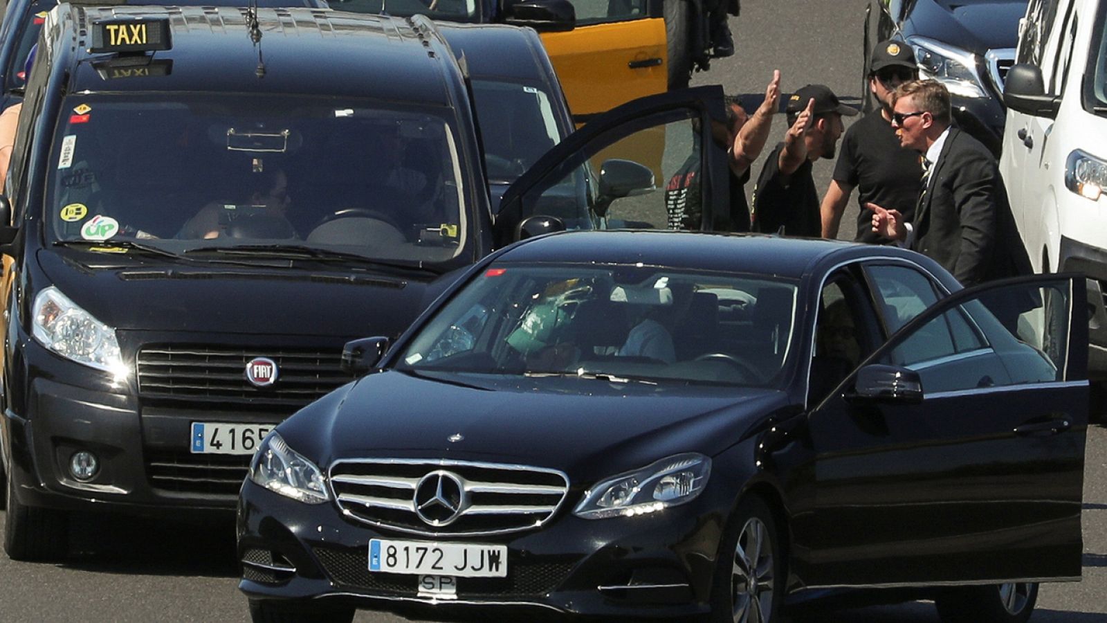 Varios taxistas discuten con un conductor de un VTC en Barcelona.