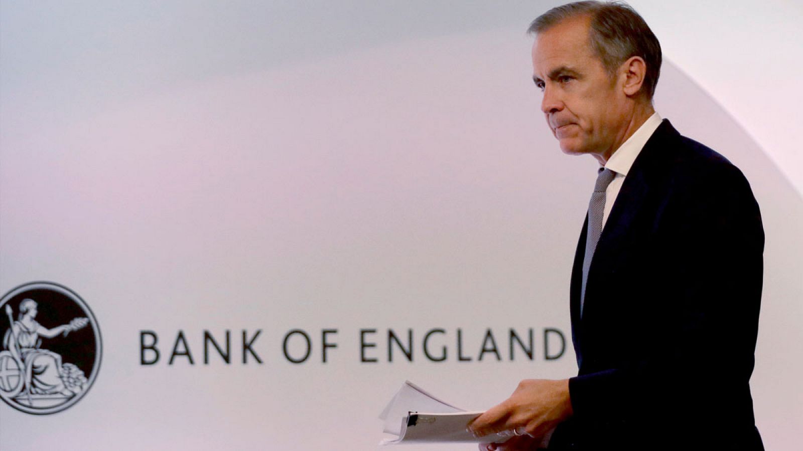 El gobernador del Banco de Inglaterra, Mark Carney, se prepara para una comparecencia en la sede de la entidad