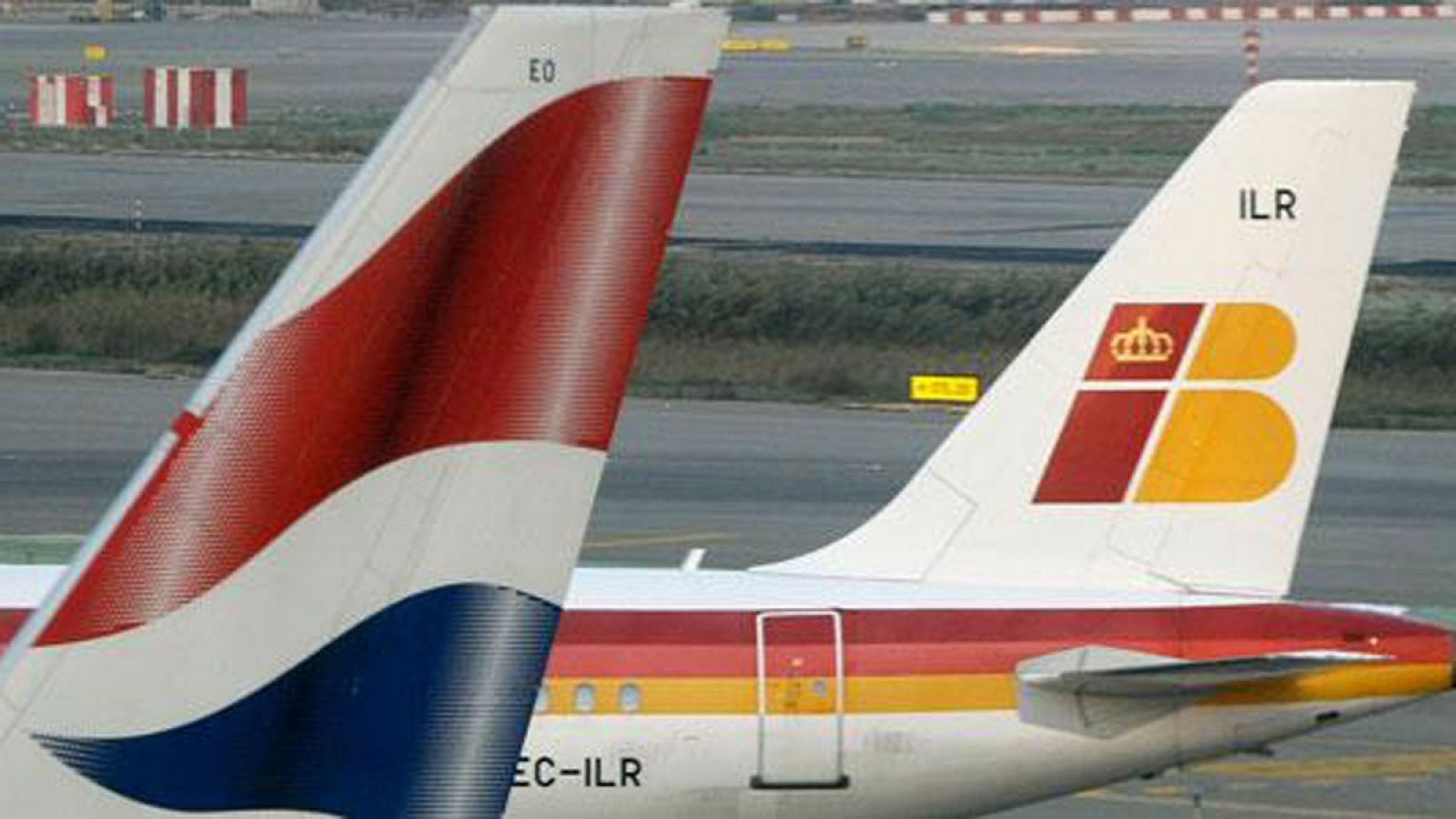 Colas de dos aviones de British Airways e Iberia, aerolíneas integradas en IAG